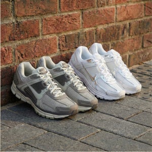 나이키 줌보메로 5 화이트 크롬 실버 코블스톤 커플 운동화 스니커즈