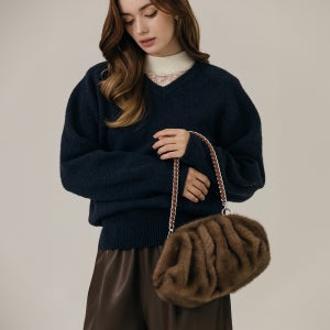 덤플링 퍼 체인 숄더백