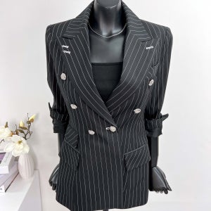 스트라이프 테일러카라 더블버튼 슬림핏 봄정장자켓 25S