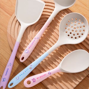 [그루비마켓] 공식 정품 산리오 실리콘 키친툴 4종 세트 캐릭터 주방 용품 조리 도구 볶음 밥 주걱 거름 국자 고온 방지 및 세척 용이 4개 세트