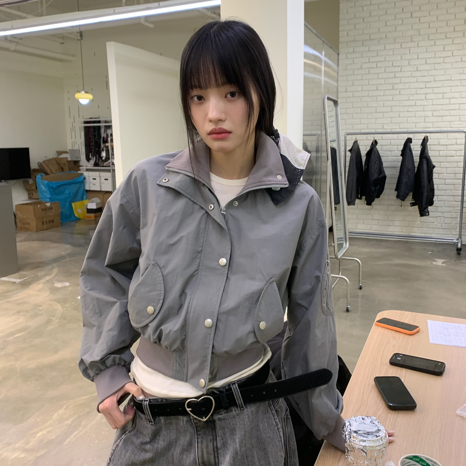 NEVERSEEZ 그레이 패치워크 백셔링 리브 나일론 크롭 봄버 자켓