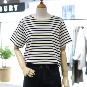 [더틸버리] 코튼 스트라이프 자수 티셔츠 NCMTR4N0TS52W