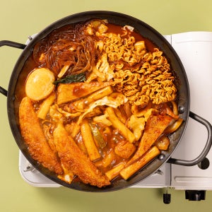 즉석떡볶이 밀키트 캠핑 분식 국물 떡볶이 770g (야끼만두,라면사리 포함)