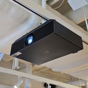 [+설치키트증정][최신정품][빠른배송] LG프로빔 BU70QGA 레이저 7000안시 4K UHD 회의용 교회용 강의용 스크린골프장 강당용 광고용