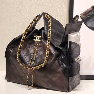 [국내백화점바로발송가능제품] 샤넬 25백 블랙 스몰 미듐 금장 CC로고 캐비어 뉴호보백