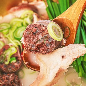 돼지 머릿고기 듬뿍 순대국밥 1인 전통 얼큰