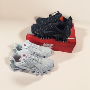 나이키 남성 운동화 샥스 TL 메탈릭 화이트 블랙 AV3595-100 AV3595-002