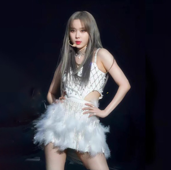 아이브 무대의상 걸그룹 동일 퍼포먼스 의상 화이트 슬림 슈트 재즈댄스 공연복