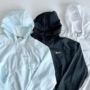 나이키 바람막이 경량 러닝 후드 자켓 윈드러너 UV 마라톤 블랙 화이트 HV4549