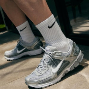 [국내 매장판] 나이키 줌 보메로 5 울프 그레이 화이트 FJ4151-003