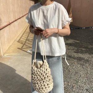 딜 셔링블라우스 프릴 퍼프소매 바스락 화이트 블랙 반팔 여름 루즈핏 올내츄럴