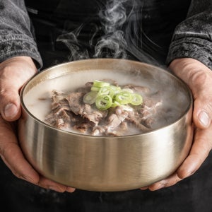 한우 사골곰탕 꼬리곰탕 곰국 설렁탕 육수 고기 포함 600g 2팩