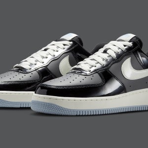 나이키 에어 포스 1 로우 블랙 아머리 블루 NIKE AIR FORCE 1 LOW IB7676-001 애나멜 인기 페이턴트 레트로 스트리트웨어 클래식 스타일링 하이글로시 투명아웃솔