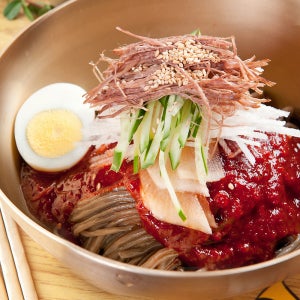 여름별미 매콤 쫄깃한 메밀 비빔막국수