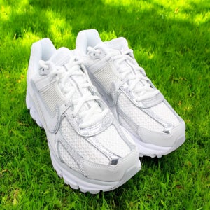 나이키 줌 보메로 5 메탈릭 실버 HF7723-100