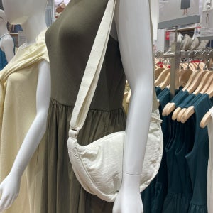 유니클로 라운드 미니 숄더백 가벼운 데일리 크로스백 여름 여성 숄더 크로스 반달 가방