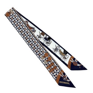 에르메스 레 부아츄 누벨 트윌리 마린 까라멜 블랑 실크 스카프 H064108S10