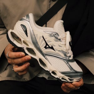 미즈노 웨이브 프로페시 LS 오프 화이트 블랙 실버 MIZUNO WAVE PROPHECY LS D1GA251101 마라톤화 런닝화 일상 워킹화 회복 교정 걸음 발이 편한 신발