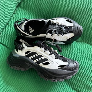 아디다스 스니커 샌들 코어 화이트 그레이 식스 JP8898 여름 키높이 운동화 한정판