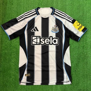 아디다스 뉴캐슬 25/26 홈 유니폼 어센틱 저지 선수 마킹 패치 JI7391