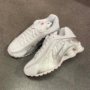 나이키 운동화 여성 샥스 R4 (GS) 화이트 메탈릭실버 CW2626-101