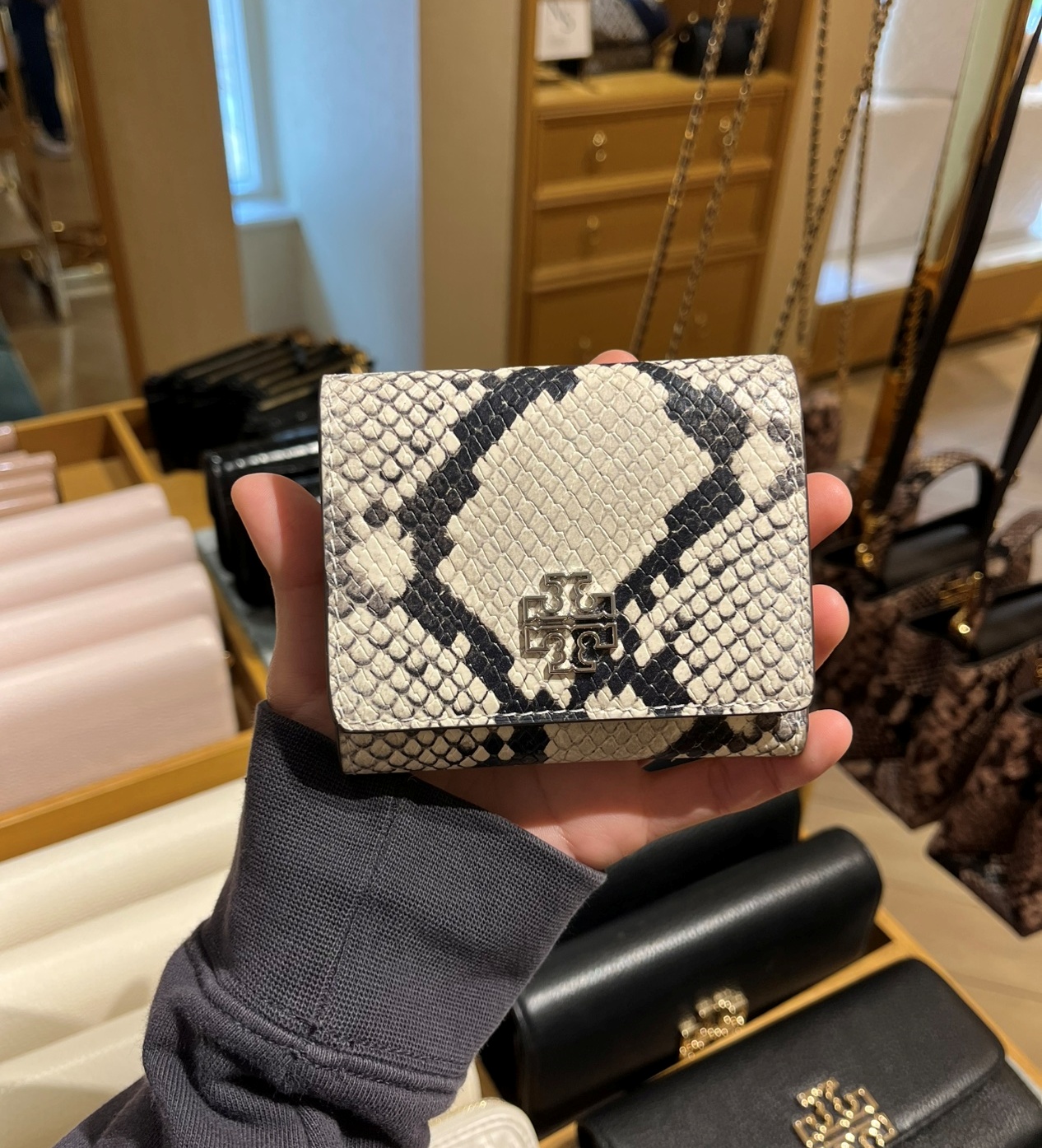 영국직구) 토리버치 BRITTEN T로고 스네이크 패턴 엠보스드 컴팩트 3단 반지갑 164035/ 토리버치직구/토리버치세일/토리버치면세점/영국명품아울렛/영국직구/해외직구/CNCJS