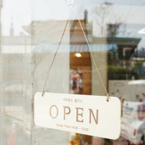 오픈클로즈 안내판 도어사인 영업중 표지판 주문제작 명조B 우드 24x8 UV인쇄