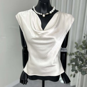 터틀 셔링 새틴 나시 블라우스 25SS