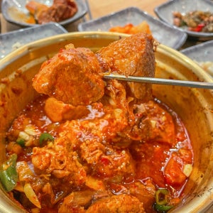 2+2 국내산 매운 돼지찜갈비 간편식 홈파티 캠핑요리 수제 밀키트 동인동 최강찜갈비