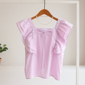 리뮤에 리본 스모크밴딩 프릴 나시 블라우스