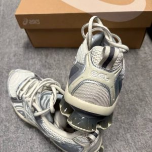 아식스 젤 퀸텀 키네틱 운동화 실버 라이트 더스트 1203A270-101