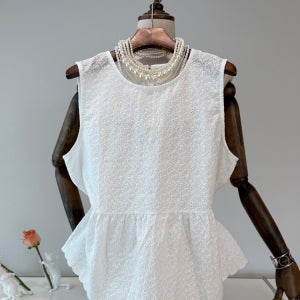 밑단 프릴 자수 펀칭 코튼 나시티 2컬러