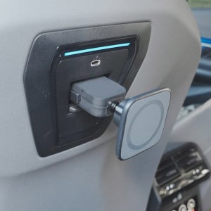BMW 5시리즈 G60 G70 X5 X6 X7 트래블컴포트시스템 맥세이프 휴대폰 태블릿 후석거치대