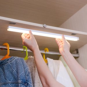 모락 넬리 스퀘어 스틱 LED 무선 센서등 센서바 자석 조명 충전식 베란다 현관 신발장
