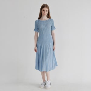 [와이오와이] 스모크 텍스처 플레어 플리츠 원피스_AI06WNPOP09_BL1