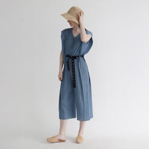 [와이오와이] 리브드 텍스처 V넥 플리츠 점프수트_AI04WNPJS02_BL1