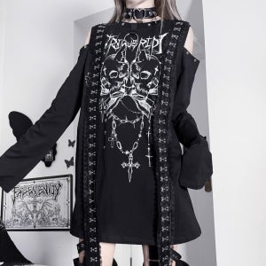 여성 펑크룩 스트릿패션 루즈핏 롱슬리브 오프숄더 티셔츠 하라주쿠 서브컬처 스타일 간절기용 가을 데일리웨어 캐주얼티셔츠