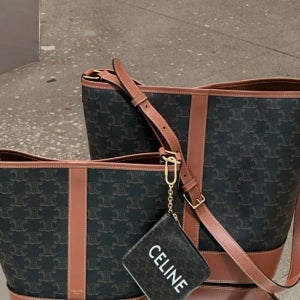 셀린느 트리옴프 캔버스 카프스킨 미디엄 버킷 백 191132CAS.04LU