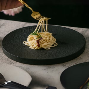 소프트스톤 파인다이닝접시 굽 회접시 플레이팅 그릇 1개, 원형접시 25cm - 블랙