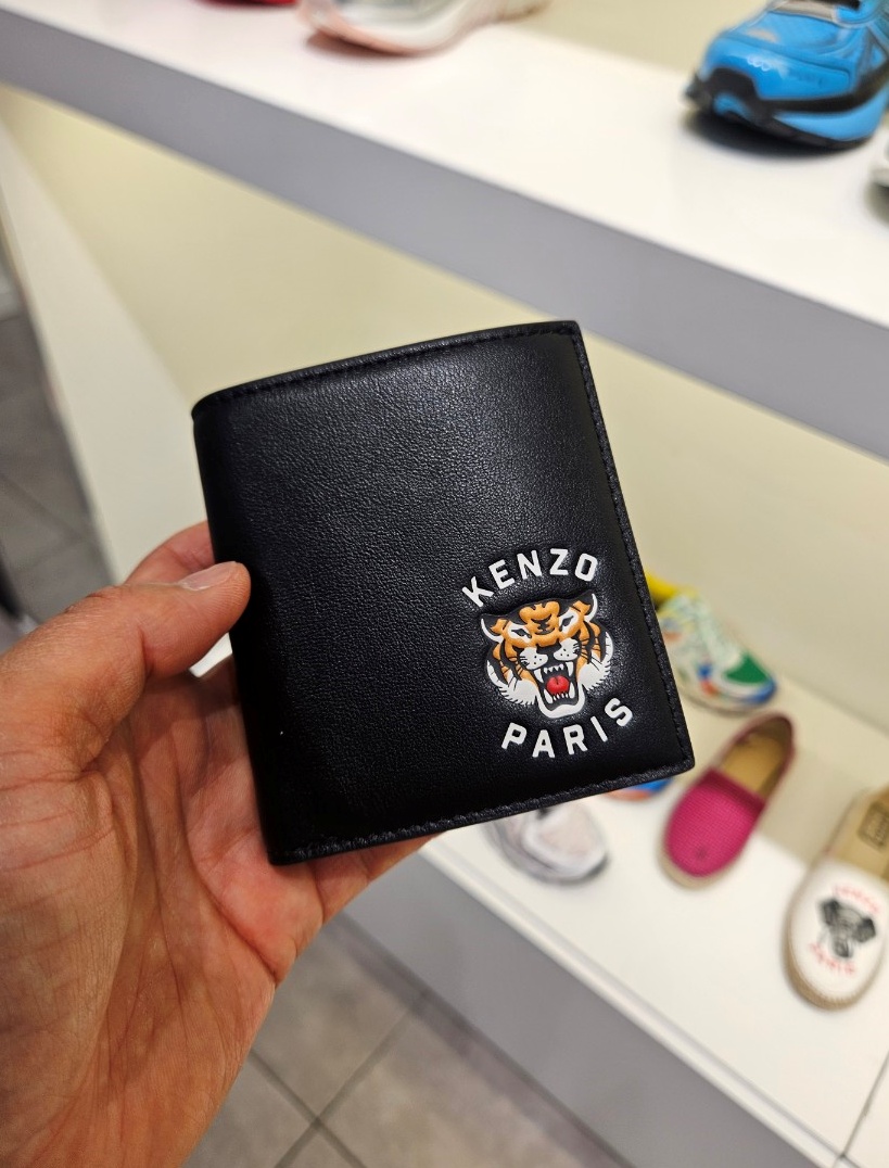 영국직구) 겐조 타이거 로고 미니 폴드 남성 반지갑 5PM603 L47/ 겐조반지갑/겐조아울렛/겐조세일/겐조면세점/겐조선물/겐조직구/겐조할인/영국아울렛/영국명품아울렛/해외직구