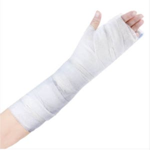 가짜 깁스 며느리 시어머니 명절 가짜 연출 팔 깁스 분장