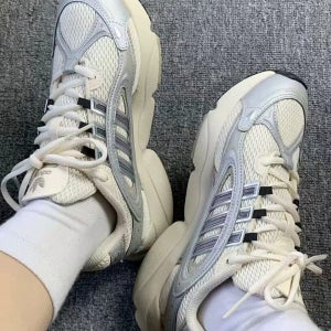 아디다스 오리지널스 오즈밀렌 메탈릭 라이트본 우먼스 IE5841