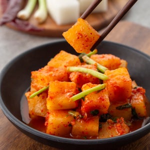 [마켓친구] 100% 국내산 제철 무 깍두기 8kg 아삭한 식감 설렁탕집 석박지 맛 김치