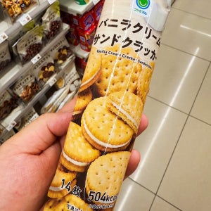 패밀리마트 바닐라 크림샌드 크래커 14개입 / 단짠단짠 크림샌드 / 일본 과자 / 일본 편의점 과자