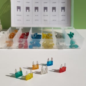 자동차 휴즈 6종 120pcs 세트 케이스 포함 암페어 규격 컬러 구분 차량용 퓨즈 박스