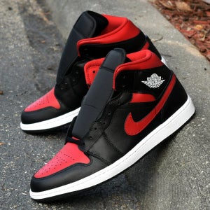 나이키 에어조던 1 미드 블랙 바시티 레드 DQ8426-067