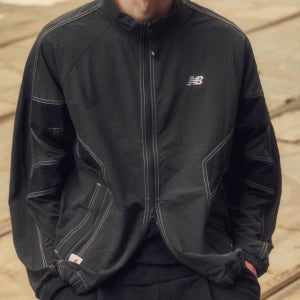 (국내매장판) 뉴발란스 UNI ESCAPE 스탠넥 웜업자켓 NBNAF31823