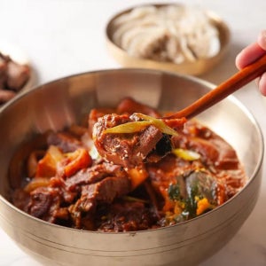 매운 갈비찜 750g 국내산 매운 돼지갈비찜 간편식 캠핑 안주 냉동 즉석조리 [유현]