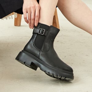 [25FW신상] 허시파피 여성 소가죽 버클 밴딩 앵클 부츠 - 3FR6002