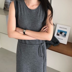 모아니 라쿤 로브 드레스 - 여성 민소매 롱기장 A라인 허리벨트 프리사이즈 로브끈 롱원피스